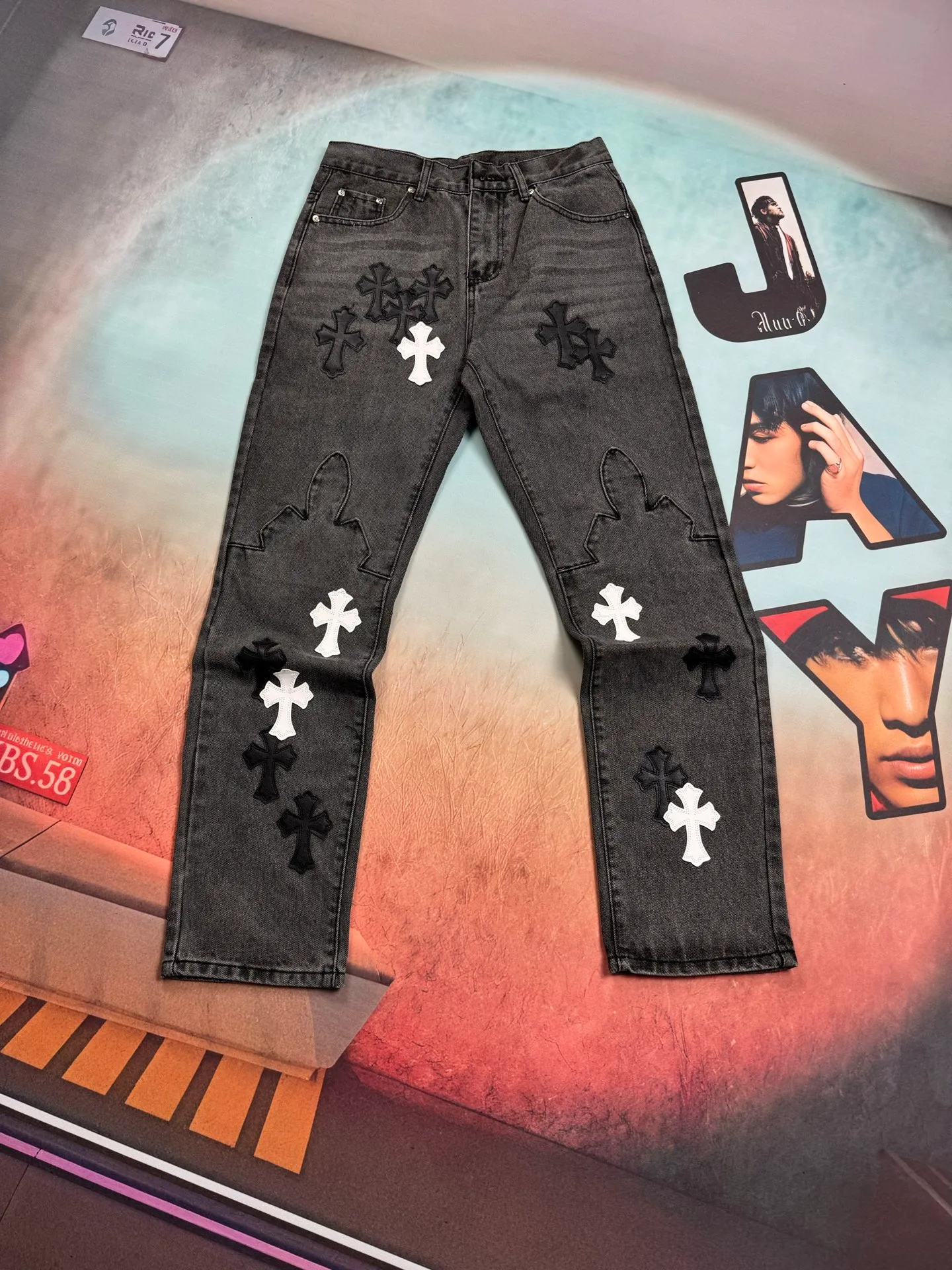 🅿️290 🔘Style No.-KL108 🔘Cro Heart𝐂𝐡𝐫𝐨𝐦𝐞 𝐇𝐞𝐚𝐫𝐭 24SS VIP customer-ordered black and white leather patchwork flame jeans* shocking debut! High-quality fabric: Selected beaded canvas fabric has undergone heavy industrial washing. It not only shows the texture of the upper body, but also is soft and skin-friendly, with excellent breathability, bringing all-day comfort. Ingenious version: The whole trousers adopt three-dimensional cutting technology, and the trousers are crisp and suitable for different body types. Gender-free design, both boys and girls can easily control it and stay at the forefront of fashion. Exquisite craftsmanship: The hardware is strictly customized according to the original version, with customized small leather labels, and every detail reveals the care. Full marks for details: the overall wiring is neat and the craftsmanship is exquisite, which not only retains the simple and elegant design style, but also highlights the quality.  Size: S M L XL XXL (28.30.32.34.36) Color: Black